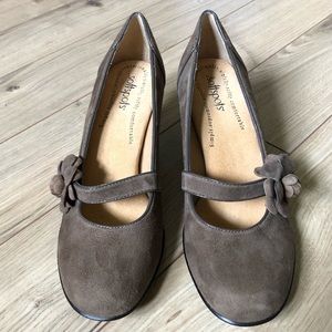 Women’s Softspots Neutral Brown Suede Leather Maryjane heels size 7.5